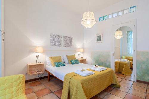 una camera con letto e sedia gialla di Rome As You Feel - Monti Apartment a Roma