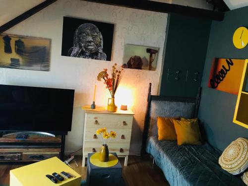 Area soggiorno di Ålesund downtown loft room with shared bathroom