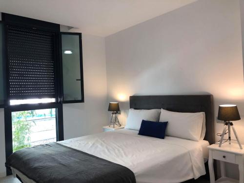 A bed or beds in a room at Dimalbirpark Ground Floor A