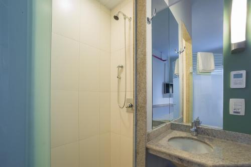 y baño con lavabo y ducha. en ibis budget Sao Bernardo do Campo en São Bernardo do Campo