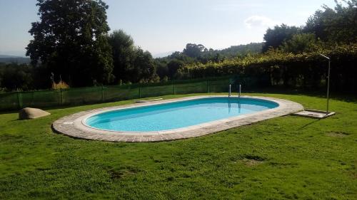 בריכת השחייה שנמצאת ב-Casa Rural Anxeliña או באזור