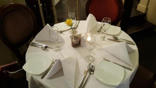 Reštaurácia alebo iné gastronomické zariadenie v ubytovaní Chatsworth Hotel