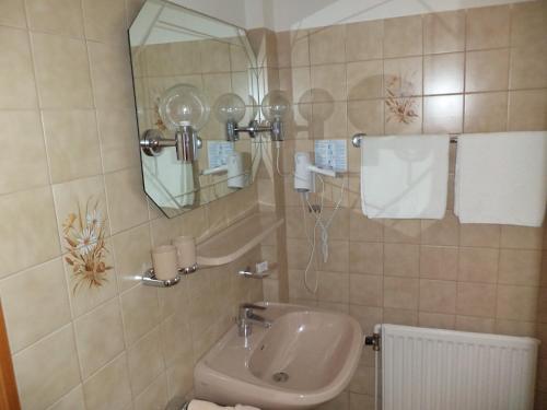a bathroom with a sink and a mirror at Landgasthof Fegetasch in Neukirchen