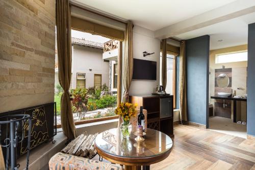 a living room with a table and a couch at Intiterra Apart Hotel Villas in Urubamba