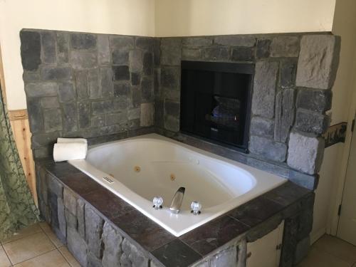 a large bath tub with a tv in a bathroom at Fireside Lodge in Big Bear Lake