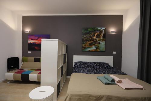um quarto com uma cama e uma prateleira com roupas em Aliska's home em Guidonia