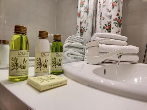 La salle de bains est pourvue de 2 bouteilles de savon et d'un lavabo. dans l'établissement Nestor&Jeeves - PALAIS RENOIR - By sea - Free parking, à Nice