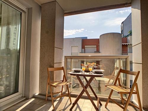 un balcon avec une table et des chaises sur un balcon dans l'établissement Nestor&Jeeves - PALAIS RENOIR - By sea - Free parking, à Nice