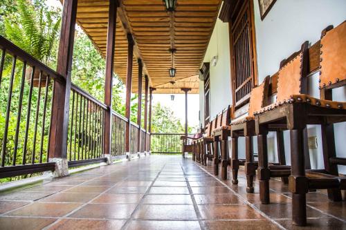 an empty hallway of a building with benches at Hotel Delirio Campestre in Montenegro