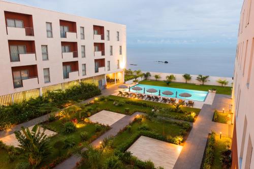 Vista de la piscina de ONOMO Hotel Conakry o d'una piscina que hi ha a prop