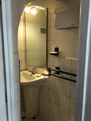 une salle de bain avec un lavabo et un miroir dans l'établissement Maison de pêcheur à Porquerolles, à Porquerolles