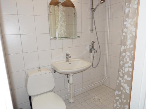 łazienka z toaletą i umywalką w obiekcie Apartment Oulu station w mieście Oulu