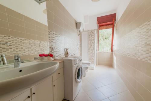 ein Badezimmer mit Waschmaschine und Waschbecken in der Unterkunft Casa Vacanze Rizzo in Santa Maria di Castellabate