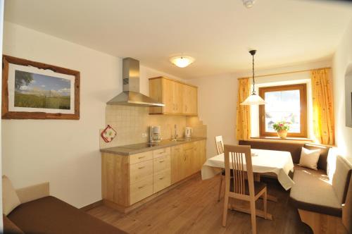 Una cocina con una mesa y un comedor. en Tomasoethof, en Castelrotto