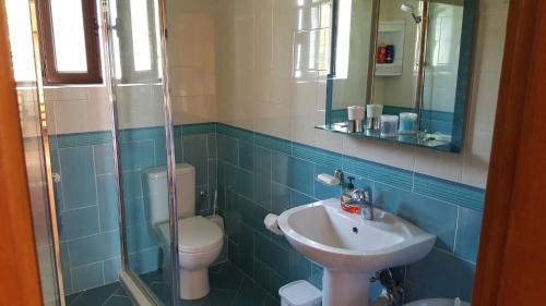 Ванна кімната в Villa Politimi at Aegina