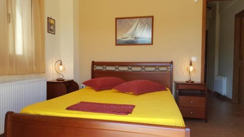 Katil atau katil-katil dalam bilik di Villa Politimi at Aegina