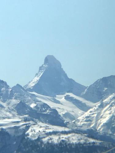 Pemandangan gunung umum atau pemandangan gunung yang diambil dari apartmen