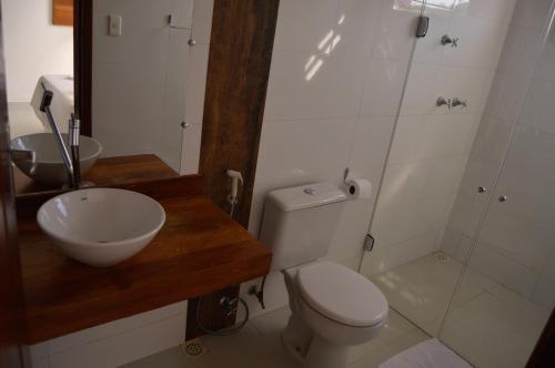 uma casa de banho com um WC, um lavatório e um chuveiro em Pousada Mariana em Sêrro