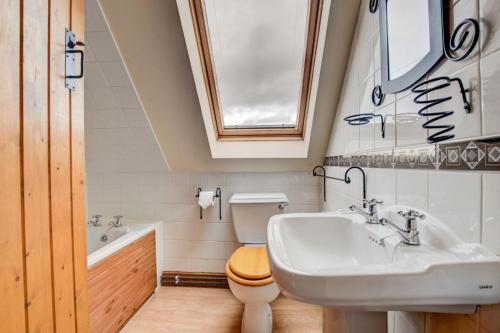 MeifodにあるBwthyn Efyrnwyの洗面台、トイレ、浴槽を備えたバスルーム