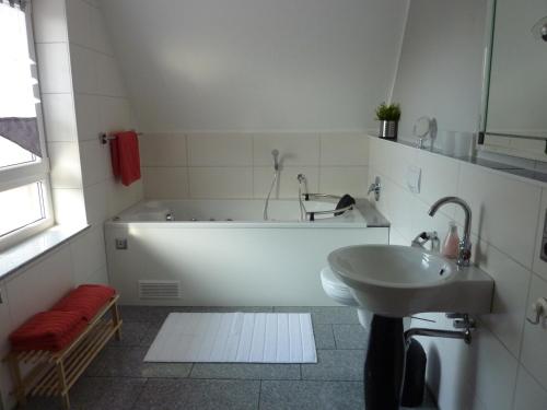 a bathroom with a bath tub and a sink at Ferienwohnung Meer&mehr in Mulsum