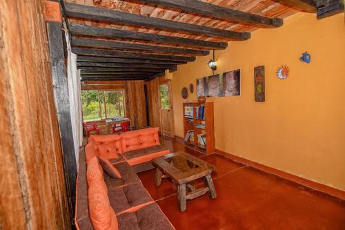 uma sala de estar com um sofá e uma mesa em Hotel Alto de los Andaquies em San Agustín