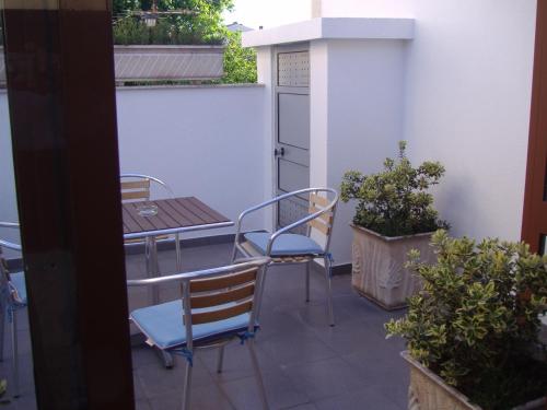 a patio area with chairs, tables and umbrellas at Hotel Grande Rio in Porto