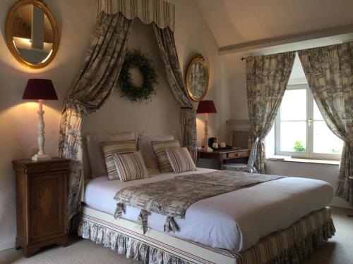 a bedroom with a large bed and a window at B&B Auberge De Klasse in Veurne