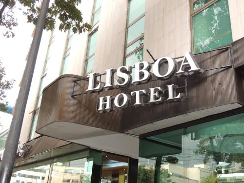 un panneau indiquant un hôtel au-dessus d'un bâtiment dans l'établissement Lisboa Hotel, à Mexico