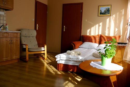 sypialnia z łóżkiem ze stołem i krzesłem w obiekcie Apartamenty Klemens w mieście Puck