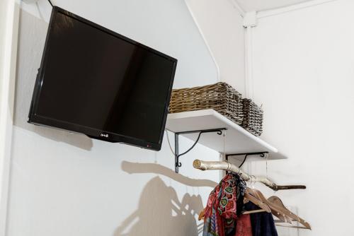 a flat screen tv hanging on a wall at Al vicolo del Gallo in Varallo