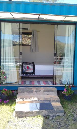 a small room with a bed and a window at Pousada Recanto dos Bentos in Itapeva