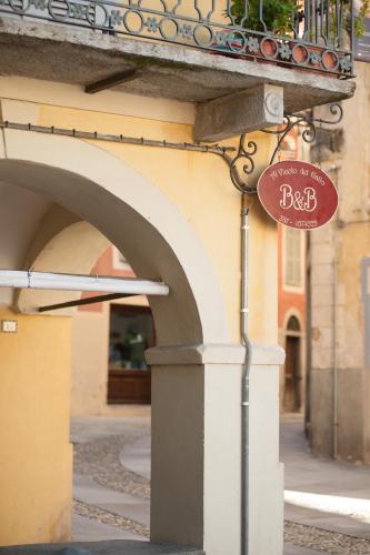 a sign on the side of a building at Al vicolo del Gallo in Varallo