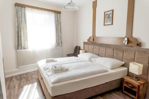 um quarto com uma cama com um espelho na parede em Pension zum Meridianstein em Gmünd