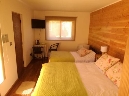 Cama o camas de una habitación en Torres Del Sur Cabañas & Hostal