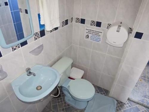 Kylpyhuone majoituspaikassa Hostal Insular
