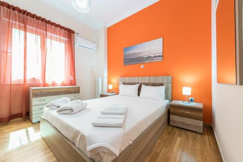 Кровать или кровати в номере Stylish Home in Koukaki by Cloudkeys