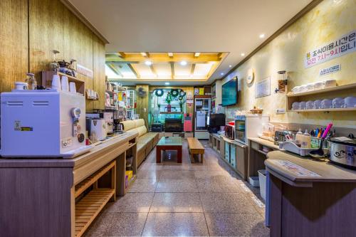 a restaurant with a counter and a kitchen with a unintention at Suanbo Saipan Hot Spring Hotel in Chungju