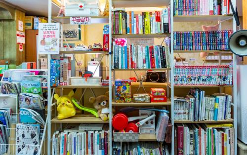 a book shelf filled with lots of books at Suanbo Saipan Hot Spring Hotel in Chungju