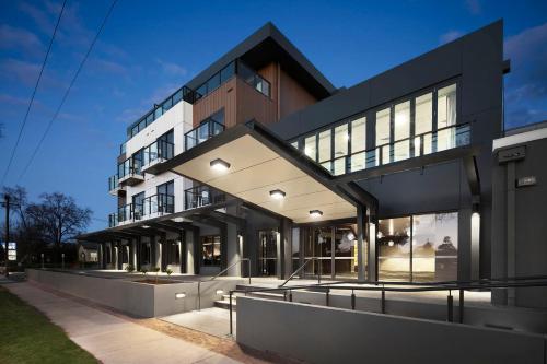 a large black building with a lot of windows at Quality Hotel Lakeside in Bendigo