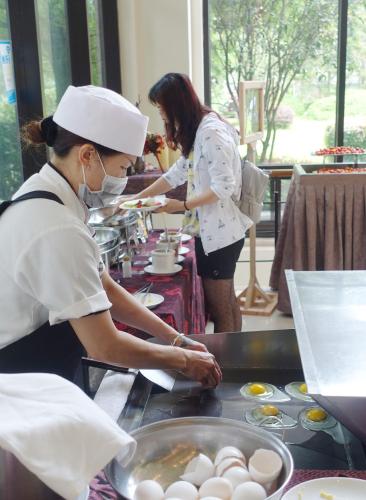 due donne che preparano il cibo in cucina con le uova di Tai-Yi Red Maple Resort a Puli