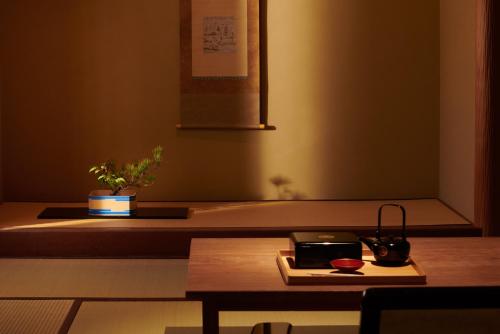 a room with a table with a pot on a counter at Arima Onsen Takayamaso Hanano in Kobe