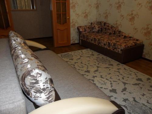 ニジネヴァルトフスクにあるApartment on Ryabinovyy Bul'var 11のベッド1台とマットレス1枚が備わる客室です。