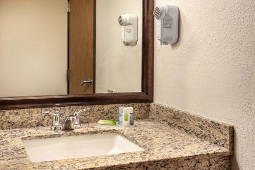 Imagen de la galería de AmericInn by Wyndham White Bear Lake St. Paul, en White Bear Lake