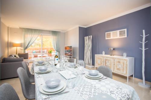 ein Esszimmer mit Tisch und Stühlen in der Unterkunft Ample Luxury Apart Fancy Marbella Golf & Padel in Marbella