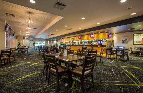 CoolarooにあるNightcap at Coolaroo Hotelのレストラン内のテーブルと椅子のあるダイニングルーム