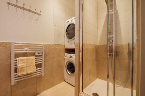 ニースにあるLe Neptune, 2 bedrooms with A/Cのバスルーム(洗濯機、洗濯機付)
