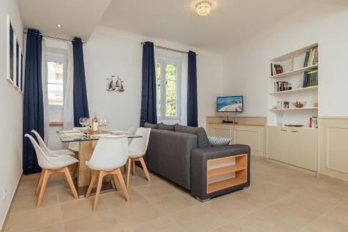 un salon avec un canapé, une table et des chaises dans l'établissement 