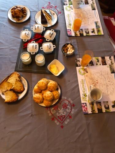 un tavolo con piatti di cibo e dolci di Les chambres de cathy a Labastide-Murat