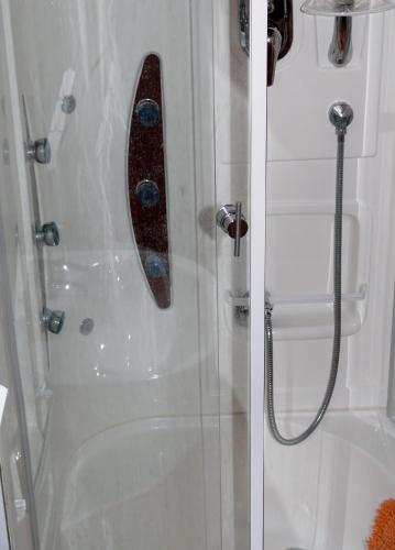 La salle de bains est pourvue d'une douche murale. dans l'établissement chambre chez sylvie, à Haux