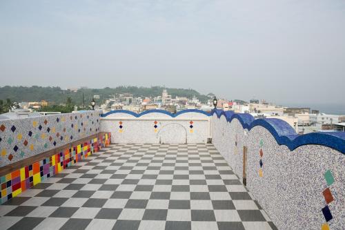 a wall with a checkered floor and a bridge at 采蝶法拉民宿 in Xiaoliuqiu